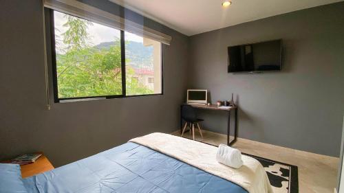 Μια τηλεόραση ή/και κέντρο ψυχαγωγίας στο Preciosa habitación con baño privado