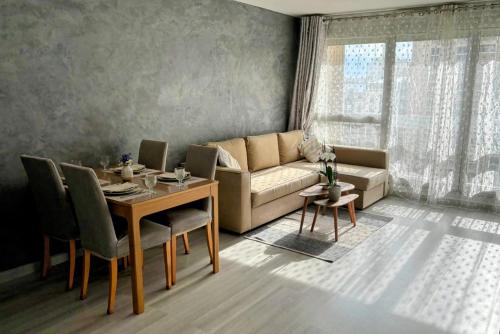 un salon avec un canapé et une table dans l'établissement Charmant Appartement très bien localisé avec Parking, à Puteaux