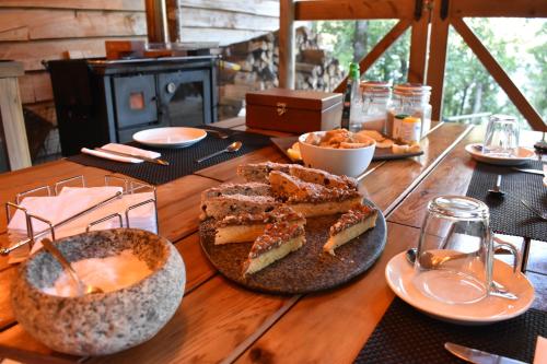 PueloLodge Tagua Tagua, Puelo Patagonia的一张木桌，上面摆放着食物盘子