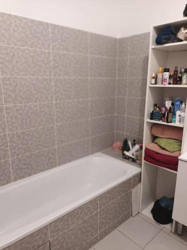 une salle de bain avec une douche avec une baignoire et une étagère dans l'établissement Appart Elégant JO Ctre Ville Transport Proche CDG Parc d'exposition, à Les Pavillons-sous-Bois