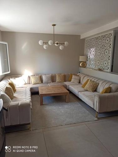 un salon avec un canapé et une table basse dans l'établissement Magnifique villa avec piscine, à Salon-de-Provence