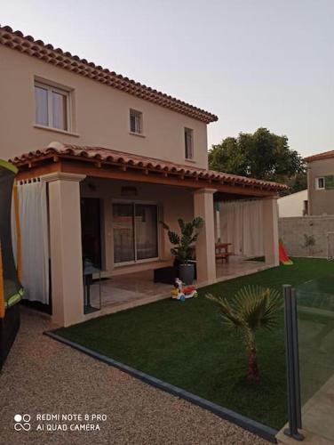 une maison avec une pelouse devant dans l'établissement Magnifique villa avec piscine, à Salon-de-Provence