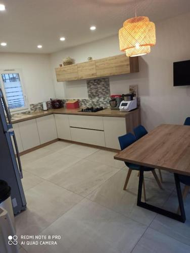 une cuisine avec une table en bois et une salle à manger dans l'établissement Magnifique villa avec piscine, à Salon-de-Provence