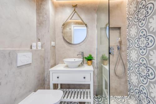 a bathroom with a sink and a shower at Hanami Avenida de España La Gaviota in Estepona