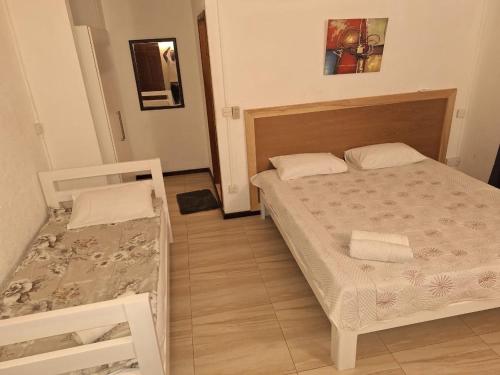 Ένα ή περισσότερα κρεβάτια σε δωμάτιο στο Pereybere Villa Valari with Pool Near Beach
