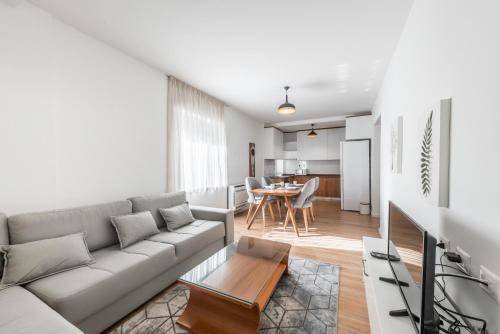 una sala de estar con un sofá y una mesa en Ana's Home, en Durrës