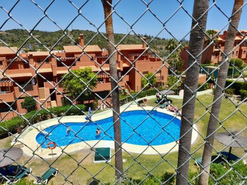 Der Swimmingpool an oder in der Nähe von COSTA GALERA Apartamento con piscinas jardín y un baño cercano a la playa