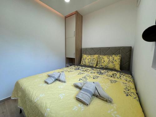 ein Schlafzimmer mit einem Bett mit zwei Kissen darauf in der Unterkunft Apartment Vento di Bocche III in Kotor