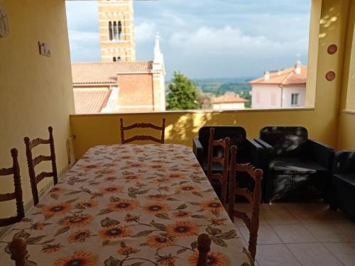 a room with a table and chairs and a window at B&B il Girasole in Corridonia