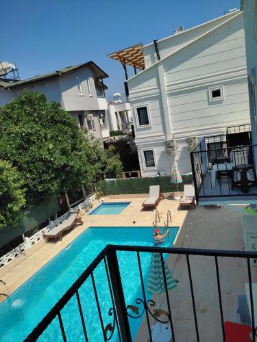 uma piscina em frente a uma casa em Garden Prizma Pansion em Kemer