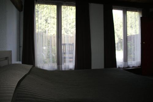 - une chambre avec un lit et une grande fenêtre dans l'établissement Studios Jps, à Les Flaches