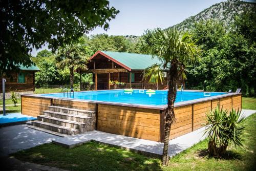 Bazén v ubytování Wooden Village Resort nebo v jeho okolí
