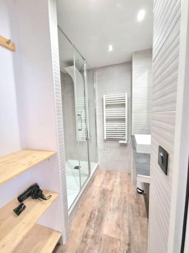 une salle de bain avec une douche en verre et un lavabo dans l'établissement Chez papi fernand la villetta, à La Plagne Tarentaise