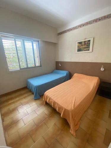 une chambre avec un lit et deux fenêtres dans l'établissement Appart rdc accès direct plage 6ARIST8, au Barcarès