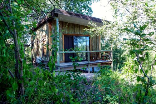 Un jardín fuera de Hyenas Howl Cabins & Campground