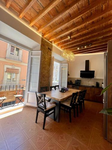 CASA NATY, Espacioso Renovado Apartamento en el Centro de Malaga