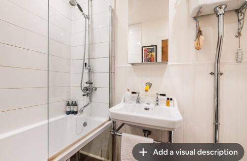 Ένα μπάνιο στο Holyrood Park: Lush & Arty 2 Double Bed Flat