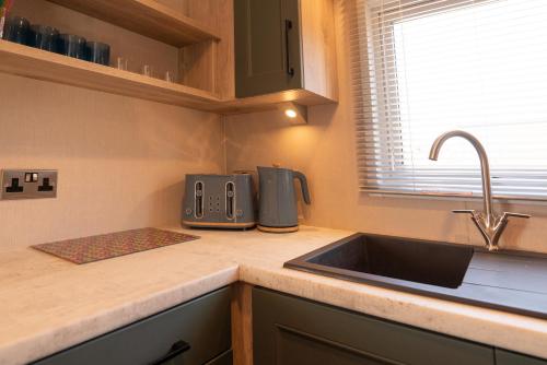 Dapur atau dapur kecil di 18 Ocean Terrace Lodge - 2 Bed-Sleeps 4-TJS18OT