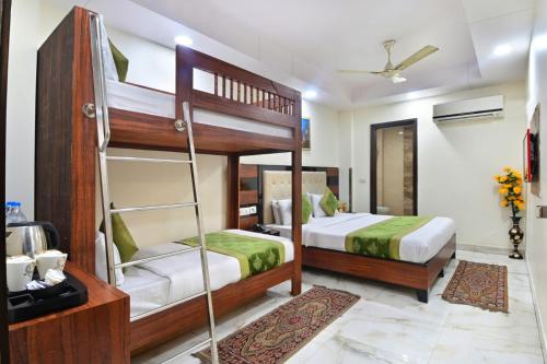 Postel nebo postele na pokoji v ubytování Hotel Emporio View - New Delhi Railway Station - Paharganj