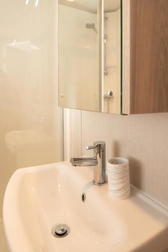 Bilik mandi di 18 Ocean Terrace Lodge - 2 Bed-Sleeps 4-TJS18OT