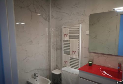 ein Badezimmer mit Waschbecken und Spiegel in der Unterkunft Casa Valente in Ponte da Barca