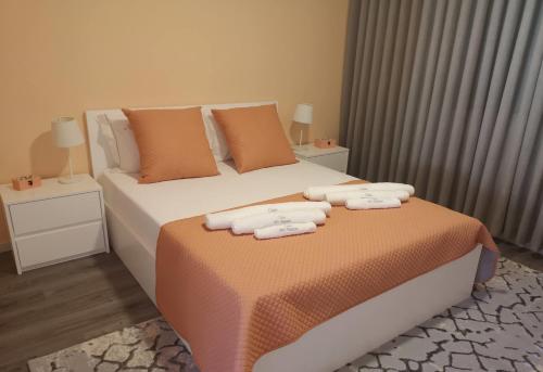 1 Schlafzimmer mit 2 Betten und Handtüchern auf dem Bett in der Unterkunft Casa Valente in Ponte da Barca