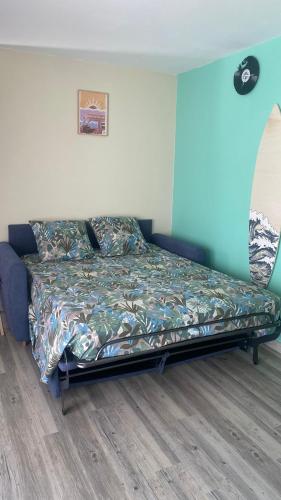 une chambre avec un lit dans une pièce dans l'établissement Appartement bord de mer Palavas, à Palavas-les-Flots