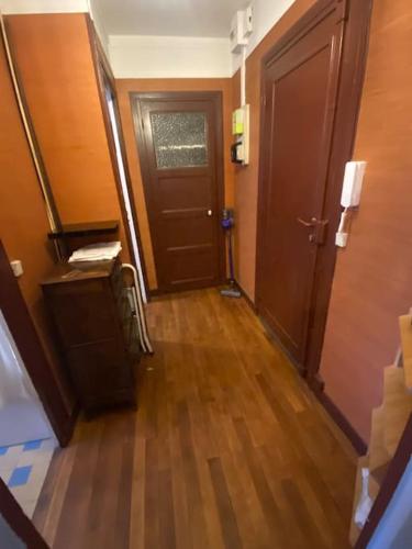 - un couloir avec une porte et du parquet dans l'établissement Charmant T2, Quartier St Georges, à Paris