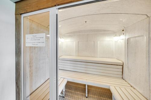 mały pokój z ławką w środku w obiekcie 6 Mi to Winter Park Resort Fraser Condo with Pool w mieście Fraser