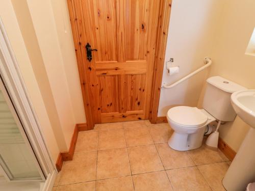 a bathroom with a toilet and a sink at 46 Dunalinn in Culdaff