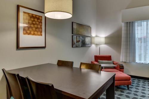 a dining room with a table and chairs at TownePlace Suites by Marriott Mobile Saraland in Saraland