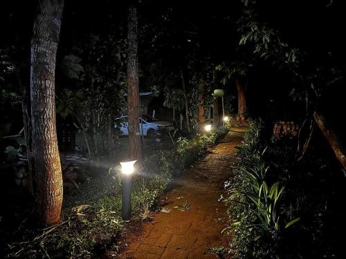 Un jardín fuera de Serenity Farm Stay