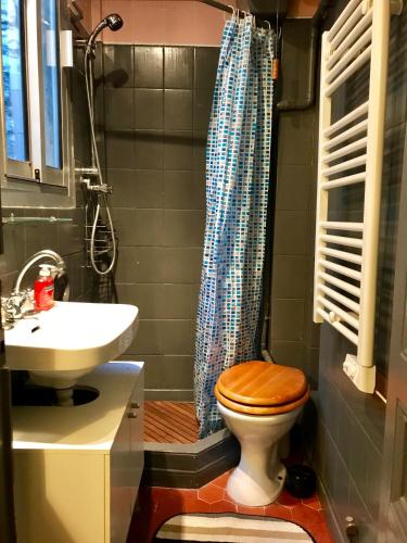 une salle de bain avec toilettes et lavabo dans l'établissement Marseille Plage, à Marseille