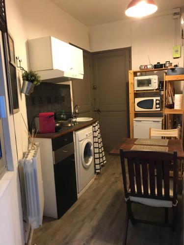 Il comprend une petite cuisine équipée d'une cuisinière et d'un lave-linge. dans l'établissement Marseille Plage, à Marseille