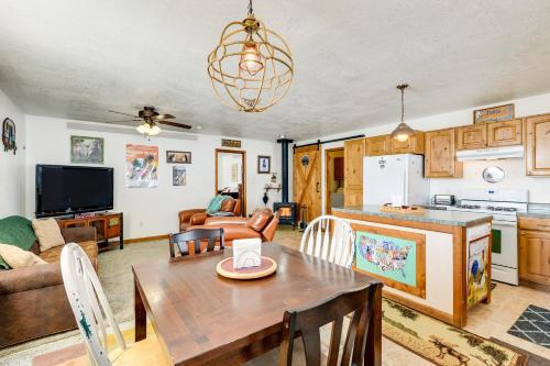 Dapur atau dapur kecil di Thayne Retreat with Mountain Views - Near Trails!