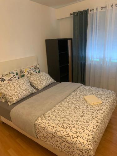 - une chambre avec un lit doté d'un dossier jaune dans l'établissement Chambre balcon, à Vaujours