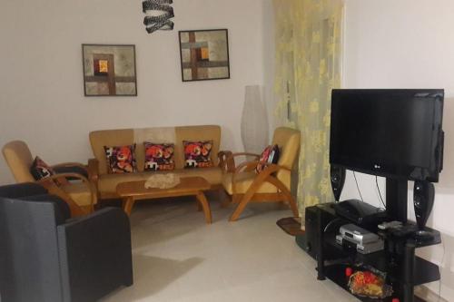 Villa Al cudia smir vue sur mer Fnideqにあるテレビまたはエンターテインメントセンター