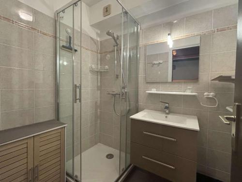 une salle de bain avec une douche en verre et un lavabo dans l'établissement Studio au pied des pistes à Notre-Dame-de-Bellecombe, 4 pers, tennis et piscine l'été - FR-1-595-94, à Notre-Dame-de-Bellecombe