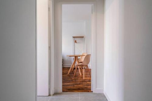 une pièce blanche avec une table et une chaise dans l'établissement Studio Cosy Proche Paris - Montreuil, à Montreuil