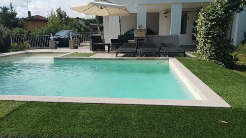 a swimming pool in the middle of a yard at Margot Ca Bianca Dormelletto Lago Maggiore in Dormelletto