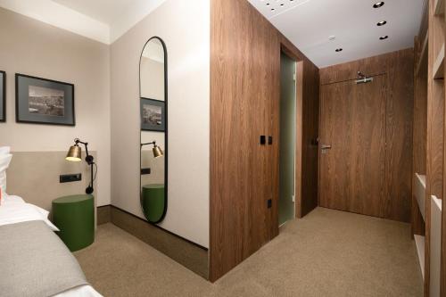 Postel nebo postele na pokoji v ubytování Infinity Hotel & More