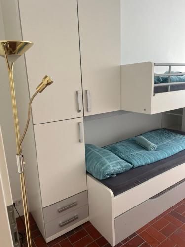 Cette petite chambre blanche comprend un lit et une lampe. dans l'établissement Seeblick Bodensee 6 Free parking Free internet, à Bregenz
