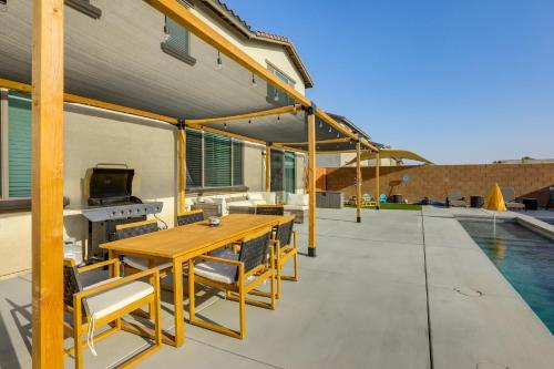 Coachella Home with Game Room and 1 PM Check-Outの敷地内または近くにあるプール