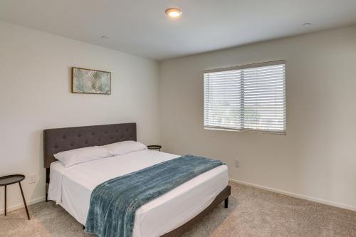 Coachella Home with Game Room and 1 PM Check-Outにあるベッド