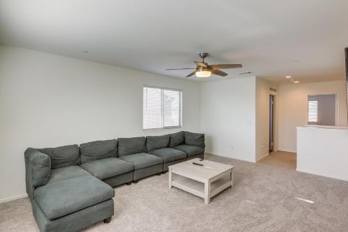 Coachella Home with Game Room and 1 PM Check-Outにあるシーティングエリア