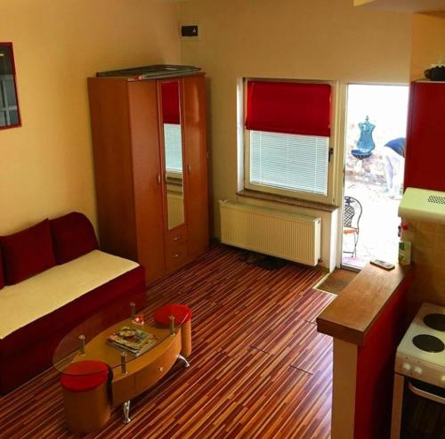 Una sala de estar con un sofá y una mesa y una ventana. en The heart of Bascarsija, en Sarajevo