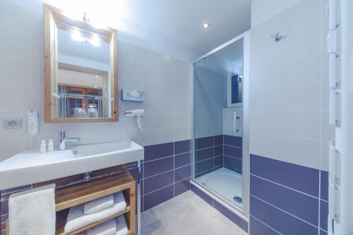 a bathroom with a sink and a shower at Fleur De Neige Châtel in Châtel