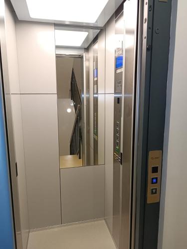 Ένα μπάνιο στο Apartamento Andmar Beach
