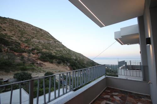 ein Balkon mit Blick auf die Berge in der Unterkunft W Cika Hotel in Borsh