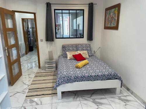 une chambre avec un lit avec deux oreillers et un miroir dans l'établissement Nice Libération, à Nice